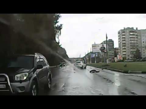 Odwraca się motocyklista