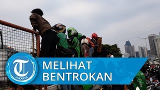 Bentrok Pelajar dengan Aparat, Masyarakat Melihat dari Atas Jembatan Senayan