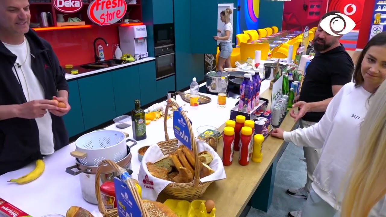 Elvisi provon të mbajë më shumë se 8 vezë në një dorë