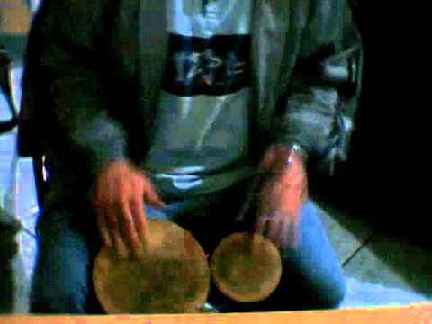 Vecchi bongos di terracotta improvvisazione