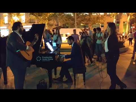 Moon River - Pianos en la calle