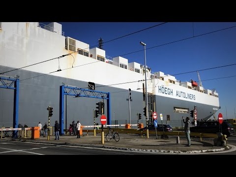Ship HOEGH KUNSAN at lifting bridge in Zeebrugge Port | 05.10.2016 | 4K