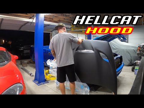HELLCAT SWAPPED DODGE DAKOTA GETS A NEW HOOD