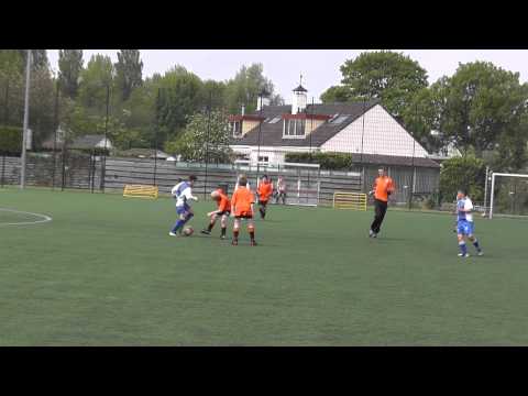 19 mei 2013 Fair Play Toernooi VV De Meern E5 - Elinkwijk - Leandro slalomt door verdediging