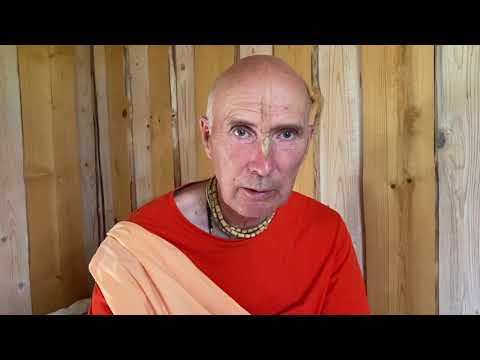 Smita Krishna Swami visar och berättar om hur hans lerhus byggdes på Almviks gård. (English transl.)
