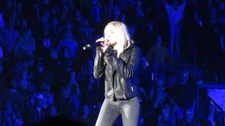 Kane Brown &amp; Danielle Bradbery singing Lost in the Middle of Nowhere