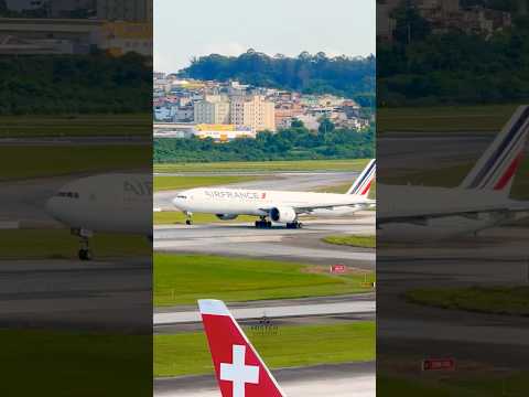 Incrível Decolagem do Boeing 777-300ER da Air France em Guarulhos - #shorts #aviation #planespotting