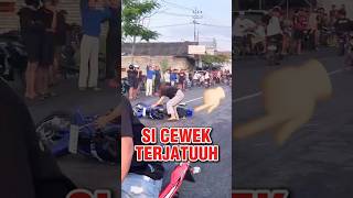 Download lagu Test of courage, a girl falls without help, Ngakak mp3