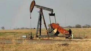 preview picture of video 'Oil Well In Bryan Texas 2008'