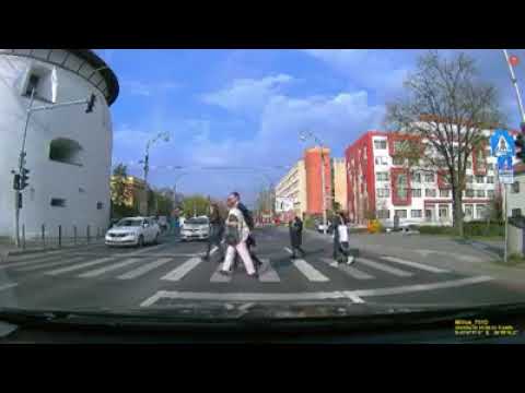 Video. Ambulanță fără sirenă, la un pas să spulbere un grup de pietoni. Imaginile sunt virale!