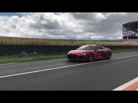 R8 V10 Plus with Akrapovic exhaust