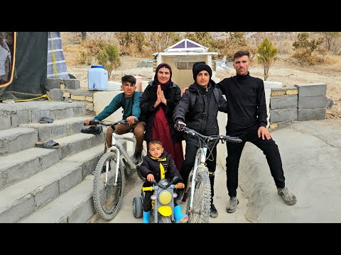 Wie ein Betreiber und eine Nomadenfamilie ein Bergwassersystem bauten