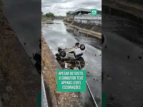 Motorista perde controle do carro e cai no canal da Aguanambi, em Fortaleza
