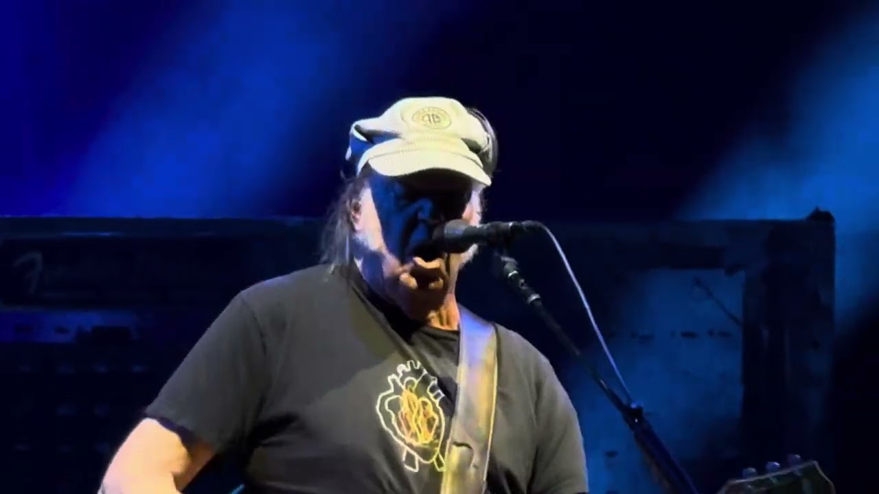 “Mr Soul” Neil Young and the Chrome Hearts at Blossom Music Center, Cuyahoga Falls, Ohio 8/15/2025 - YouTube