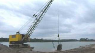 preview picture of video 'Electric dragline excavator Unex E-303 extracting gravel from water'