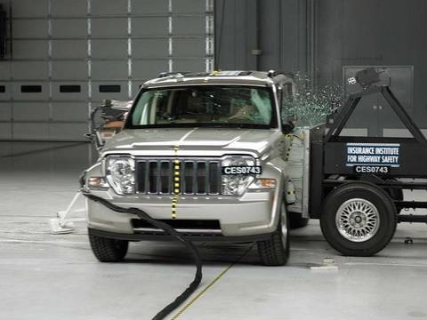 2008 Jeep Liberty side IIHS crash test