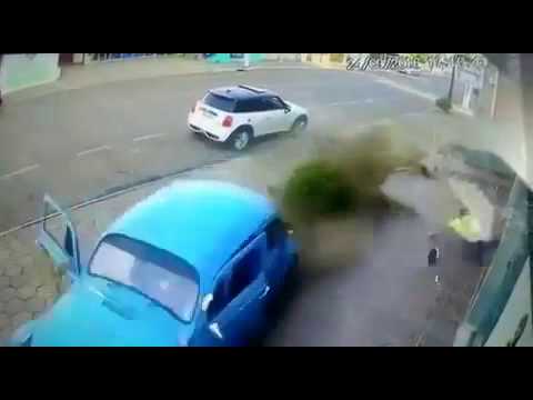 INCREIBLE ACROBACIA DE ESTE HOMBRE PARA NO DEJARSE MATAR