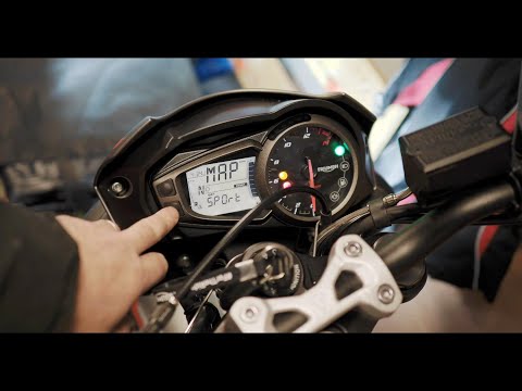 Setting the custom rider mode on Street Triple R