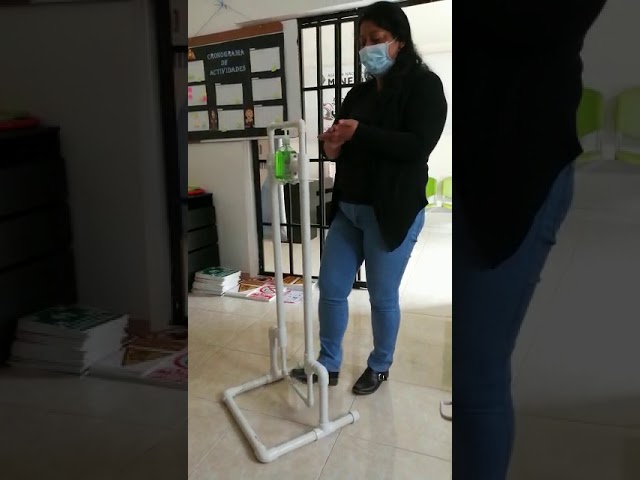 Vídeo relacionado con Molain 2 llaveros desinfectantes de manos de 30 ml, soporte portátil de cuero para desinfectante de manos, botellas vacías a prueba de fugas, desinfectante de manos, soporte de viaje, botella