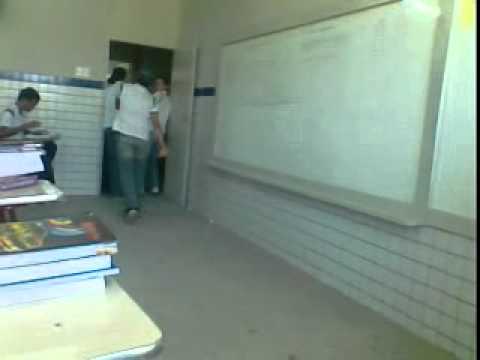 Renan imitando o andar "descolado" de Chris do seriado Todo Mundo Odeia O Chris.