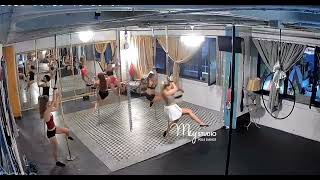 Pole Dance e Pole Strap aula 1 nivel com  ⁨ @Marinamey   - Mey Pole Dance Studio