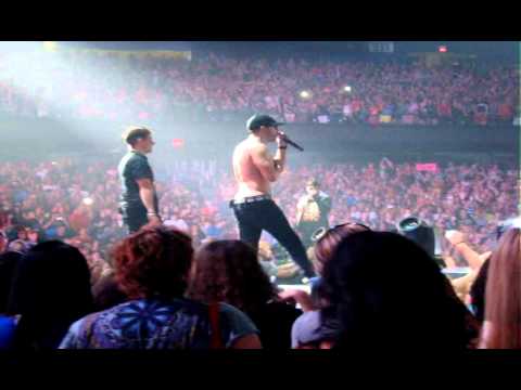 Vanilla Ice - Ice Ice Baby & Play That Funky Music (featuring NKOTB) 7-19-13