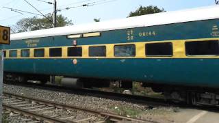 preview picture of video 'Chennai - Delhi Garibrath Express Crossing'