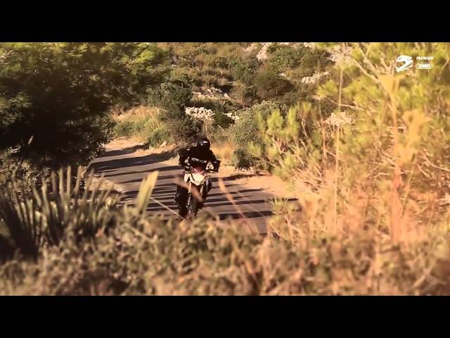 Video Teaser für MotochicTV SHOEI NXR Product Presentation