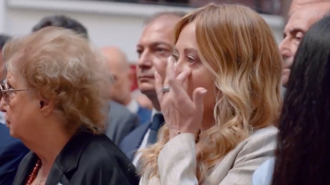 GIORGIA MELONI SI COMMUOVE DAVANTI AI RESTI DELL'AUTO DI GIOVANNI FALCONE