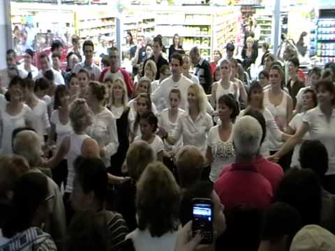 Flash mob Carrefour Brive 2012 5/6