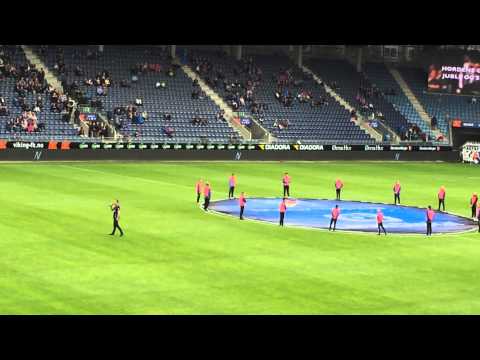 Siggi Loftsson synger Ein blåe dag på Viking stadion 29.august 2015