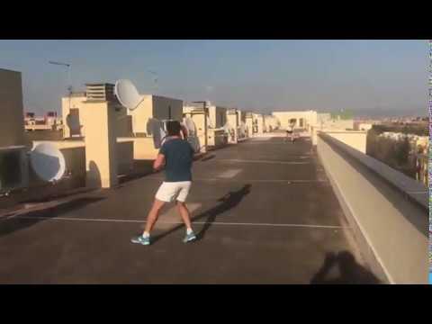 Come combattere la quarantena? A Roma si gioca a tennis sul tetto