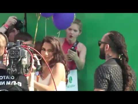 Оля ( группа SEREBRO ) и DJ MEG на дорожке ПРЕМИИ МУЗ-ТВ 2014