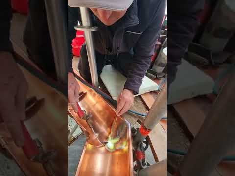Selbstgebauten Rinnenwinkel hart löten - Dachklempner und Spengler im Einsatz