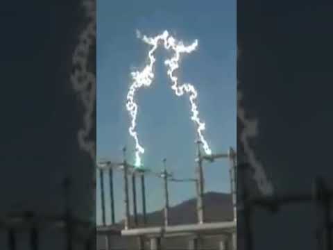 Olha esse Arco Voltaico! Quando o campo elétrico é forte, o ar se torna um condutor de eletricidade.