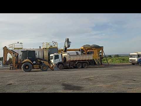 Serviço de hoje puxando asfalto para a cidade morro cabeça no tempo sul do Piauí Brasil 🇧🇷 