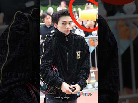 The bodyguard used a tool to protect Hyunjin when he arrived at Music Bank🥟👍 #straykids #hyunjin