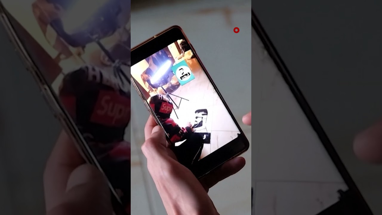 فيديو | حلاق ليبي يحول قصاصات من شعر الزبائن إلى رسم عن كأس العالم