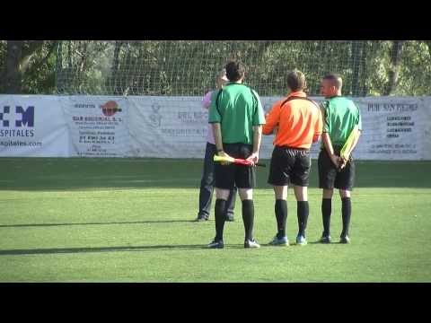 Foto de un extraño trío arbitral