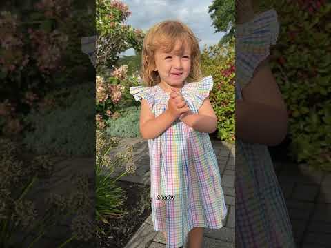 リリーは困っている🐝を見つけ、そこにヴァイオレットがやってくる😅。 (Lily finds a 🐝 in need and then Violet comes along 😅)