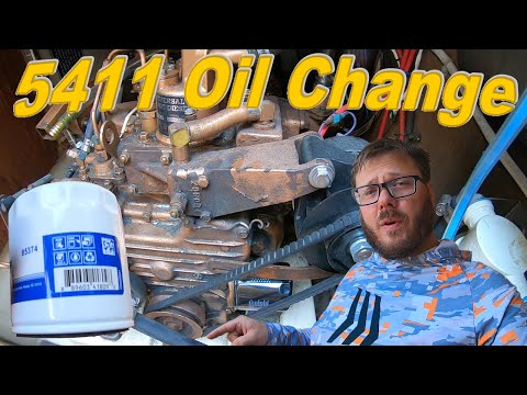 Oil change on a Universal 5411 (M15) Diesel