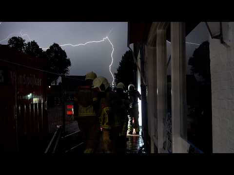 Blikseminslag in ondergrondse kabel in binnenstad Dokkum  | Brandweer Ternaard met spoed