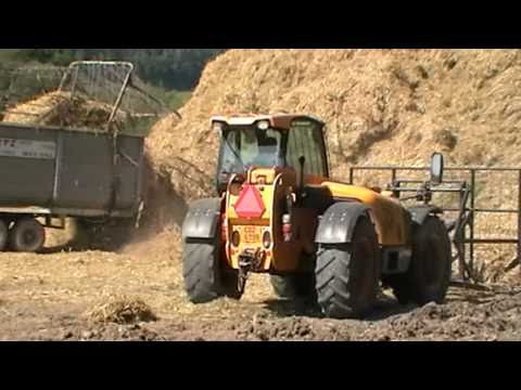 Traktory svoz a stohování slámy.mpg