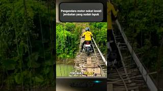 Download lagu pengendara motor nekat lewati jembatan kayu yang sudah lapuk #shorts mp3