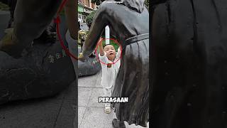 Download lagu This Child Cried When He Saw the Statue of a Mother and Her Separated Child 😥🥺 mp3