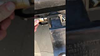 Easy locking hitch pin removal without key