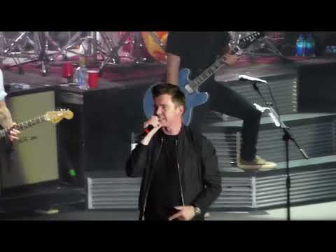 Foo Fighters feat. Rick Astley (LIVE 2017): Rick loves Grunge!