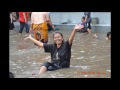 Ibu Ibu Bidaracina Mandi Bareng Di Lapangan