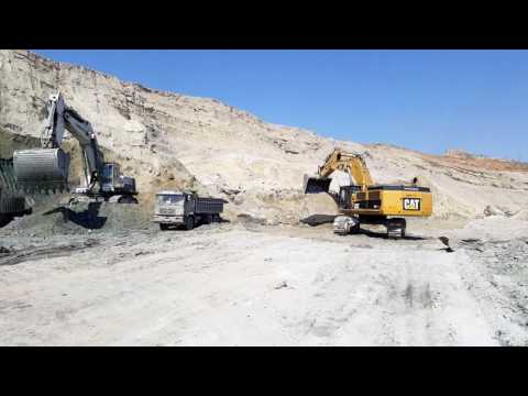 Liebherr R 984C & Caterpillar 385C LME working together