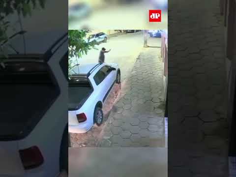 Carro desgovernado quase atinge secretário de cultura em MG #shorts